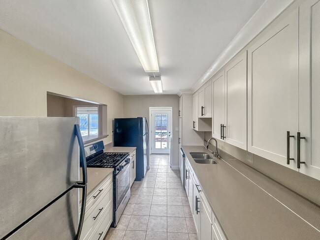 Building Photo - Beautiful 3B/2BA w/ Updated Kitchen and Pool in Clairemont!