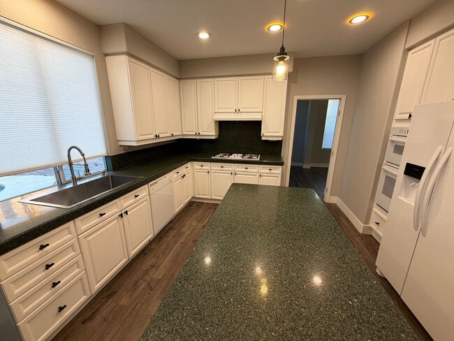 Building Photo - BEAUTIFUL 5BD/3BA TWO-STORY HOME W/ POOL IN HENDERSON. 3 CAR GARAGE!