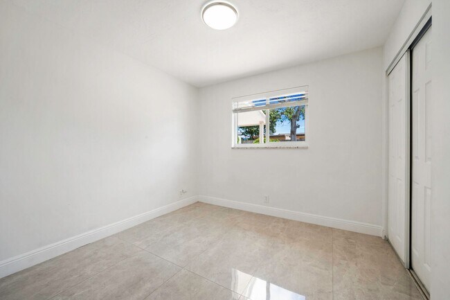 Building Photo - 2100 N Seacrest Blvd