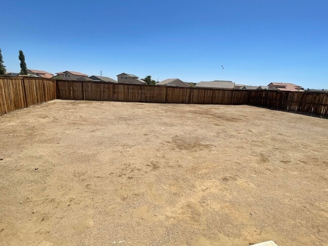 Building Photo - Adelanto Home-3 Bedrooms,2 Bathrooms, Lami...