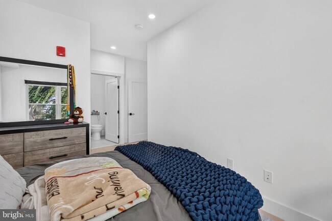 Building Photo - 927 Kennedy St NW