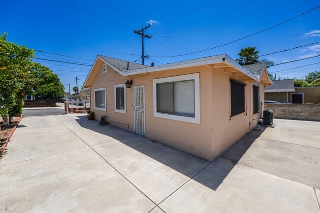 Building Photo - 121 S Lotus Ave