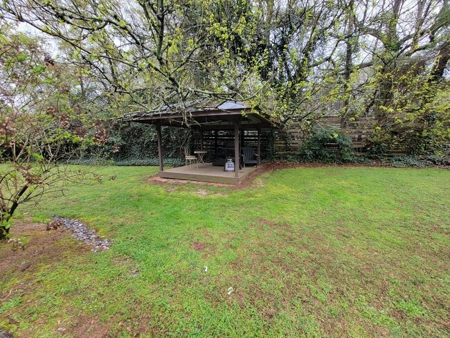 Building Photo - Massive 3 bed 3 bath on Boulevard!