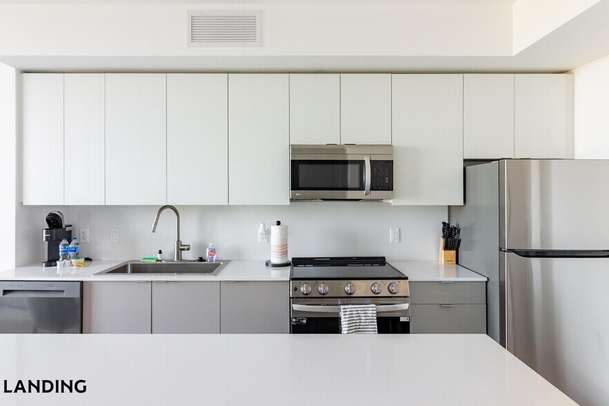 Building Photo - 1155 NE 126th St