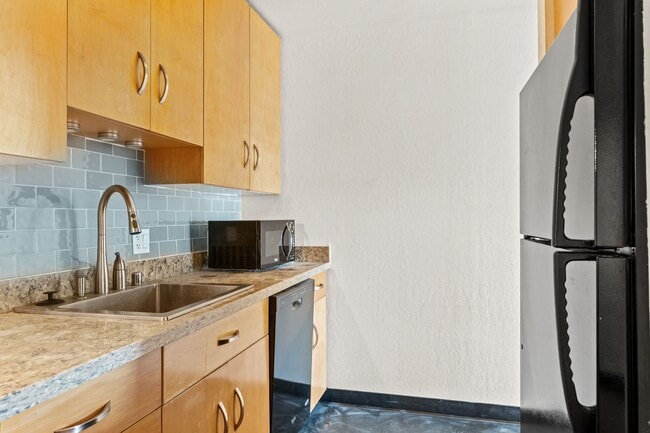 Building Photo - Modern 1-Bed w/ Balcony & Views Near Piedmont