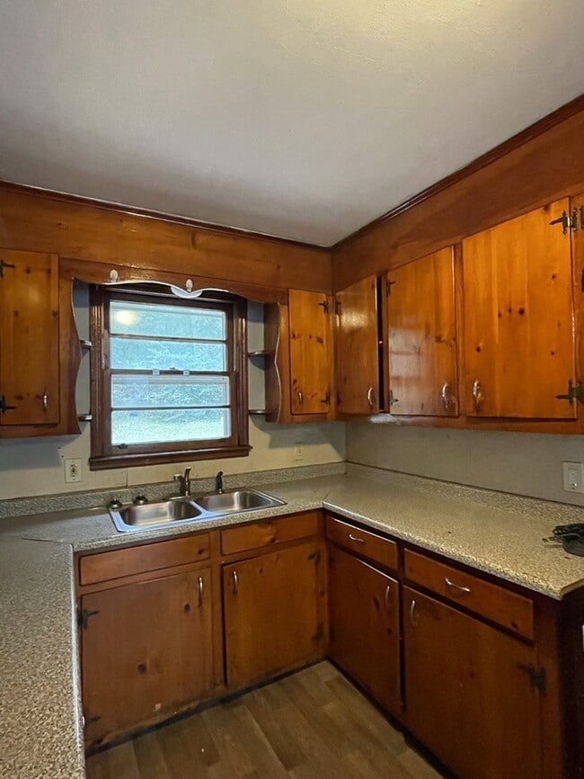 Building Photo - 3 bedroom 1.5 Bathroom