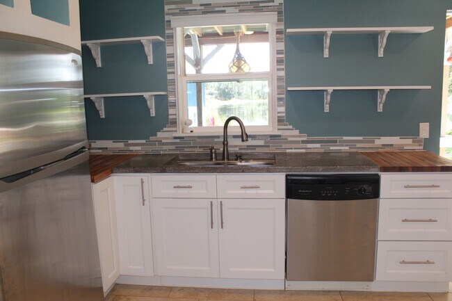 Building Photo - Beautiful 2 bedroom Lakefront Home