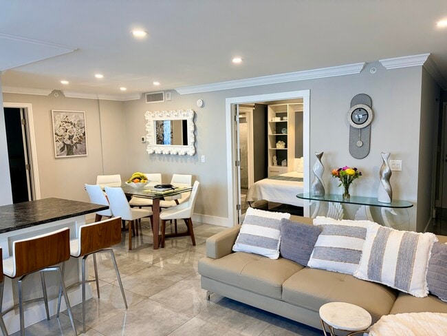 Building Photo - 1505 N Riverside Dr