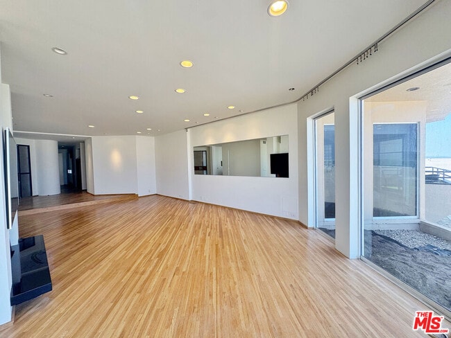 Building Photo - 3505 Ocean Front Walk