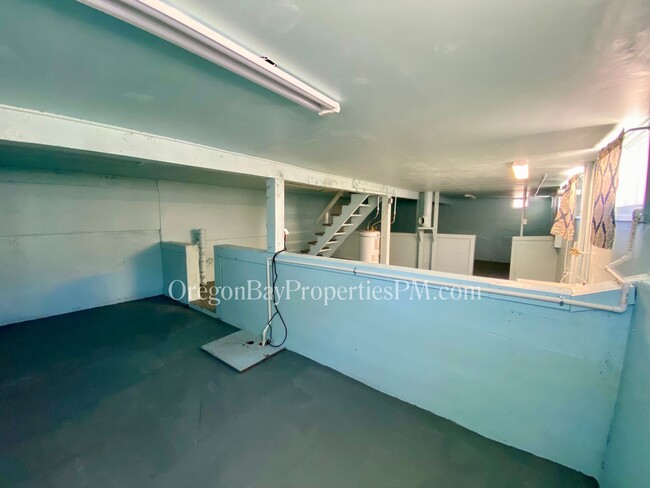 Building Photo - Johnson Ave: 2bdrm / 1 ba Home