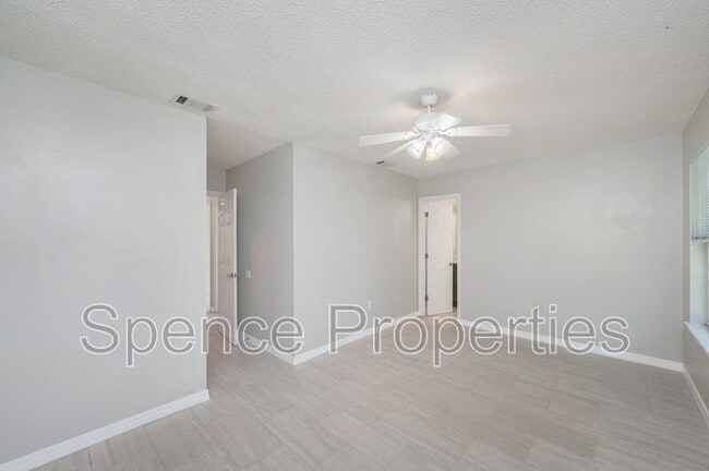 Building Photo - 440 Apple Dr