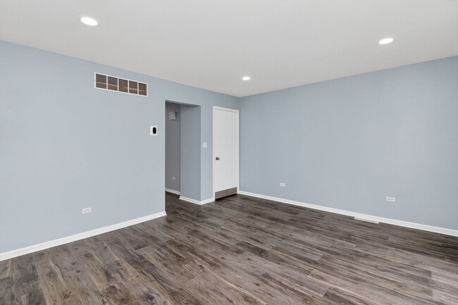 Building Photo - 14816 S Penn Rd