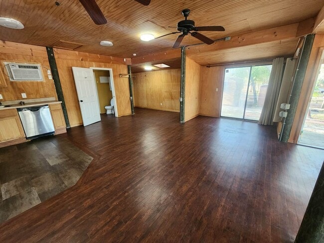 Building Photo - Beautiful 1Bedroom Bungalow next to Lake Hutchinson in Keystone Heights available May 8th