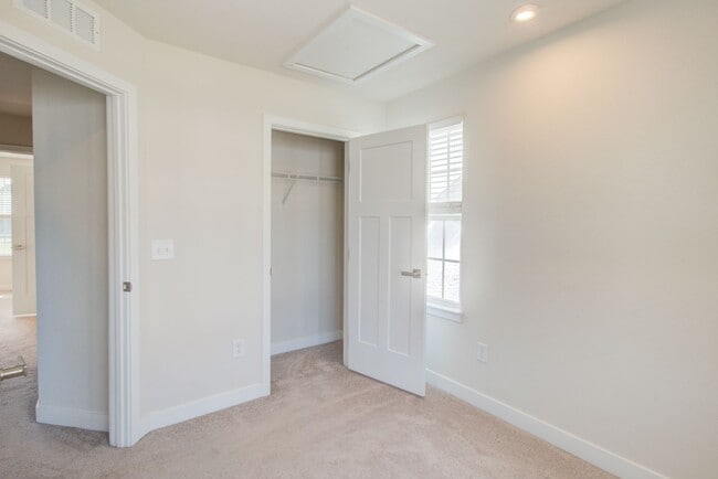Building Photo - Like New End Unit Townhome, 3 Bed 2.5 Bath