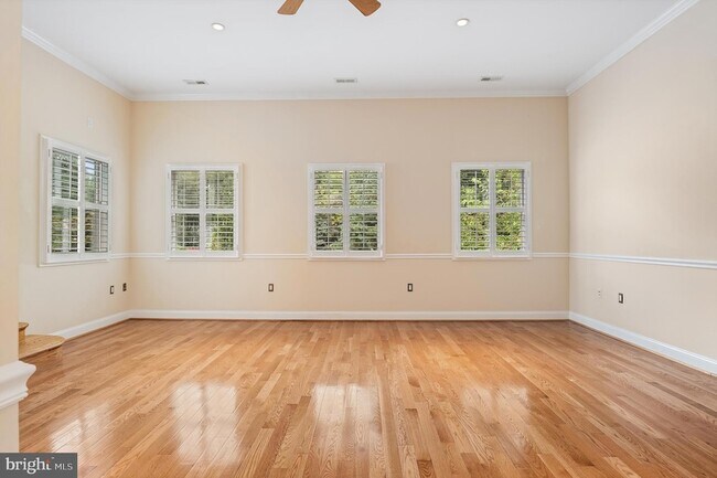 Building Photo - 5905 Lone Oak Dr