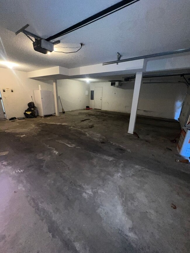 Building Photo - AVAILABLE NOW - 4 Bed, 3.5 Bath Home in He...