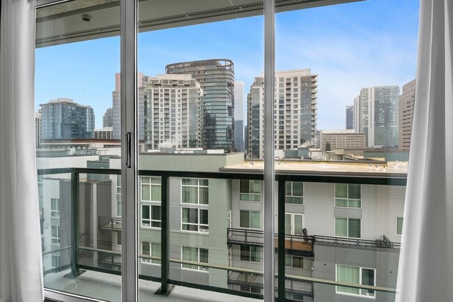 Building Photo - 0bd/1ba Bellevue Condo