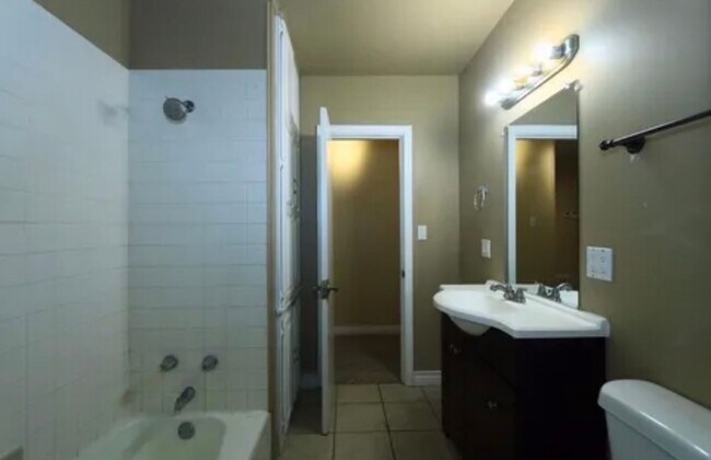 Building Photo - 4 bedrooms 2 Bath