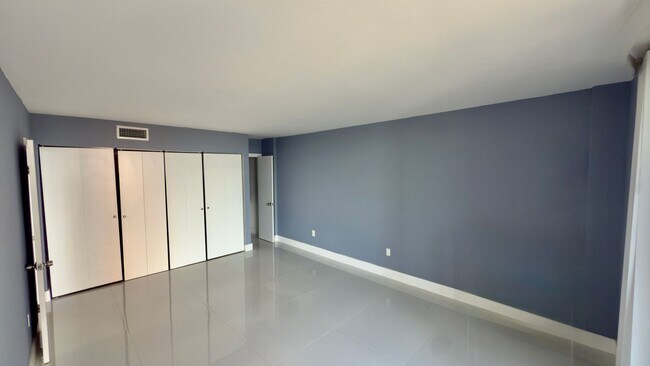 Building Photo - Spacious One Bedroom Two Bath Condo with Parking at Buckley Towers in North Miami Beach