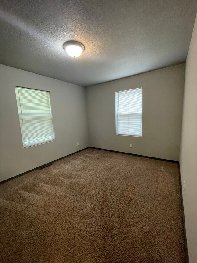 Building Photo - 3 Bedroom 2 Bath House South Springfield