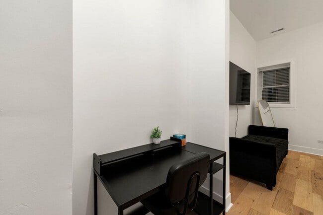 Building Photo - 1941 W Augusta Blvd