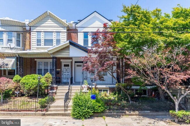 Building Photo - 5855 Larchwood Ave