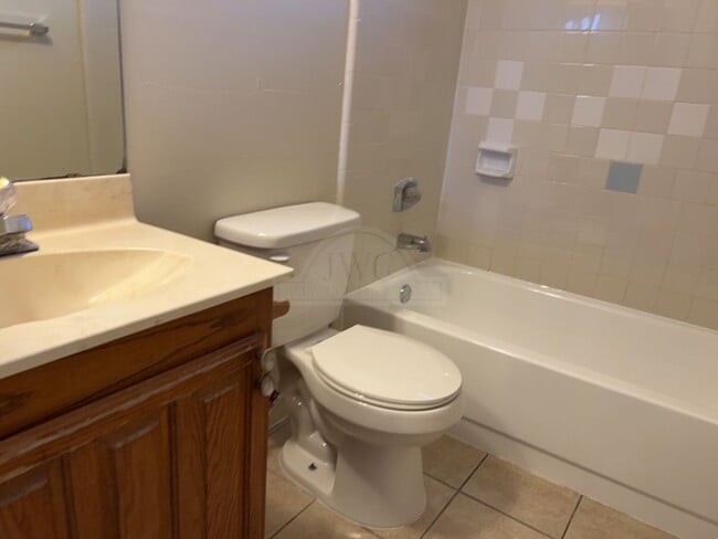 Building Photo - 2001 Meadowbrook Dr