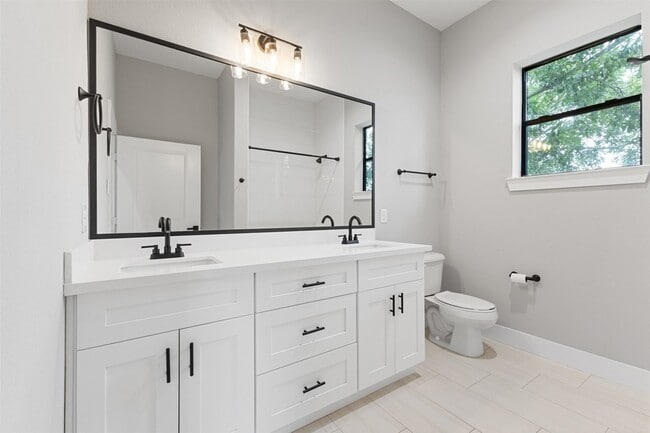 Building Photo - 806 E 39th St