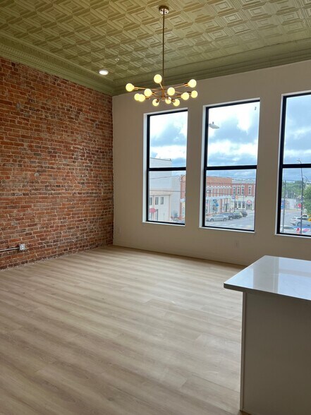 Building Photo - 113 E Broadway St