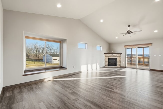 Building Photo - 720 Creekside Dr