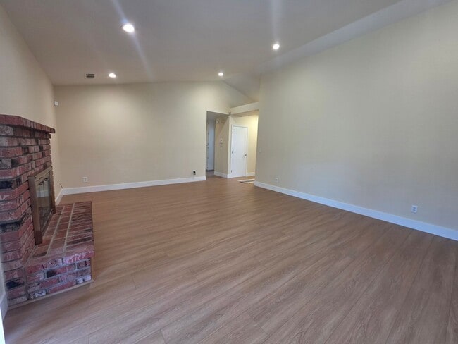 Building Photo - 444 N Tommy St