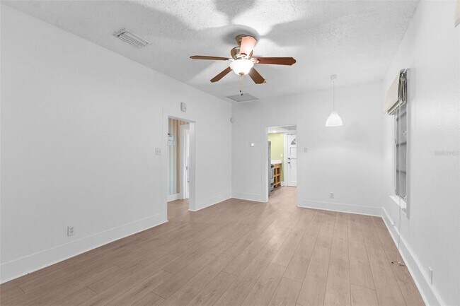 Building Photo - 304 W Flora St