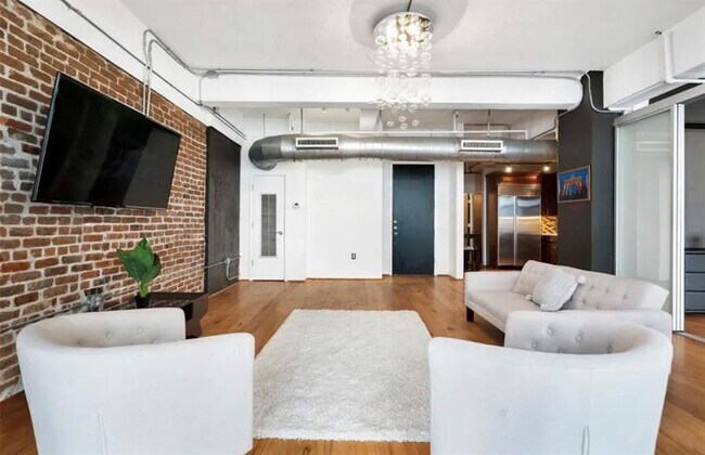 Building Photo - 711 Main St