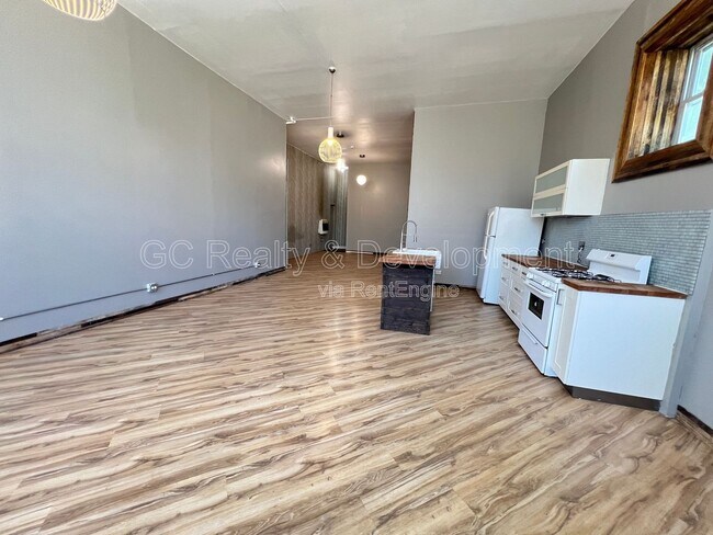 Building Photo - 3336 S Lituanica Ave