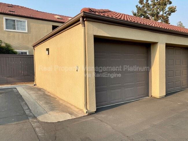 Building Photo - 8153 N Cedar Ave