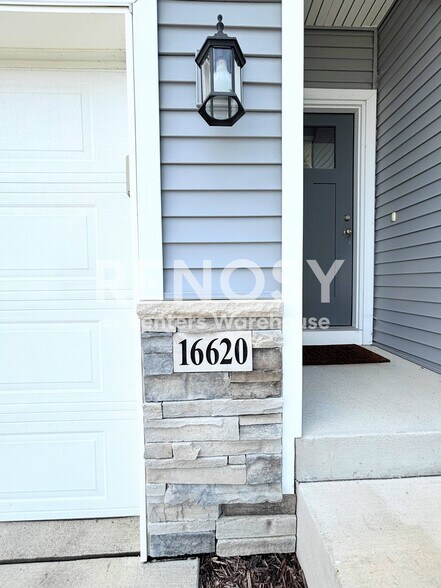 Building Photo - 16620 Oakwood Dr