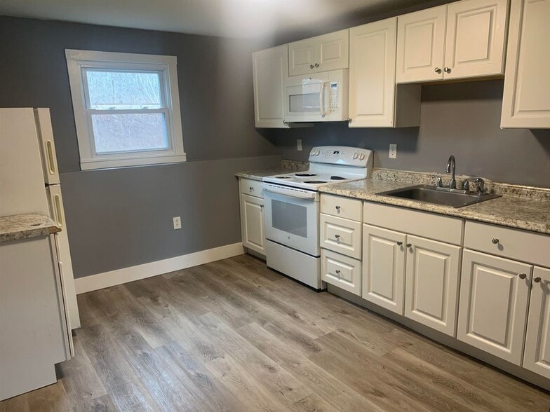 Building Photo - 354AB Main, 3