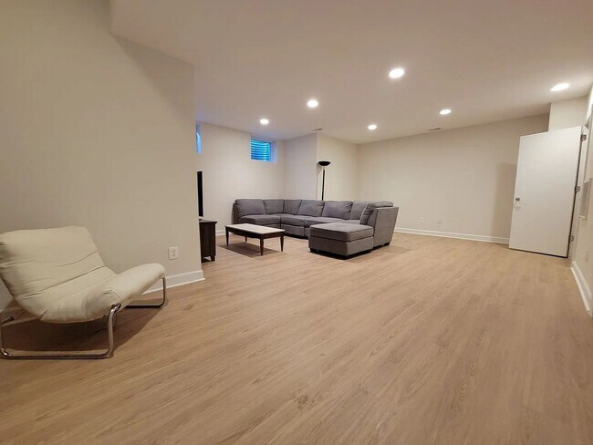 Building Photo - An exceptionally large and well-appointed 1BR 1BA with ALL utilities near Georgetown