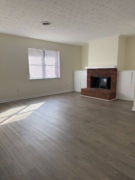 Building Photo - 1120 Sweetwater Cir