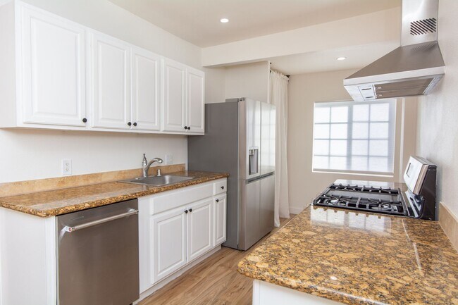 Building Photo - Refreshed + Bright 2 Bed/1 Bath in the Heart of North Park!