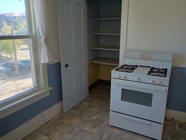 Large pantry - 322 W 12th St
