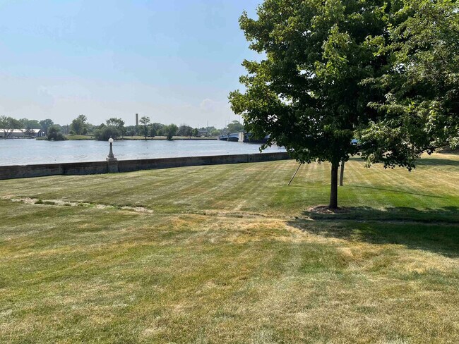 Building Photo - 1335 Summit Ave