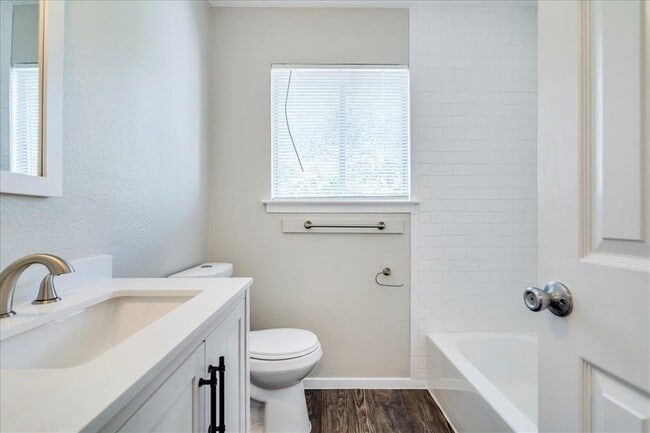 Building Photo - 408 Vista W Ct