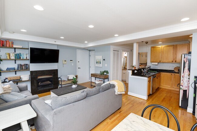 Building Photo - Fantastic Location Near Brightwood Park - ...
