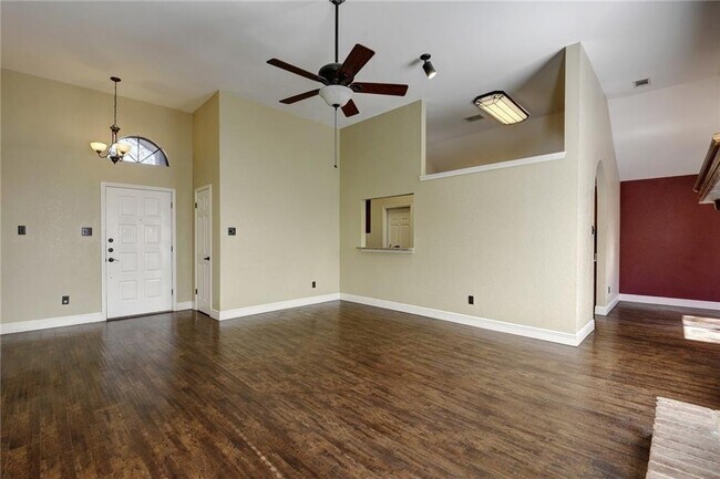 Building Photo - 15811 De Peer Ave