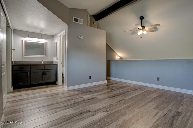 Building Photo - 2215 W Augusta Ave