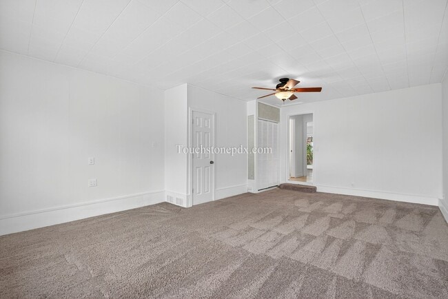 Building Photo - Tranquil West Linn Living Near Parks and S...