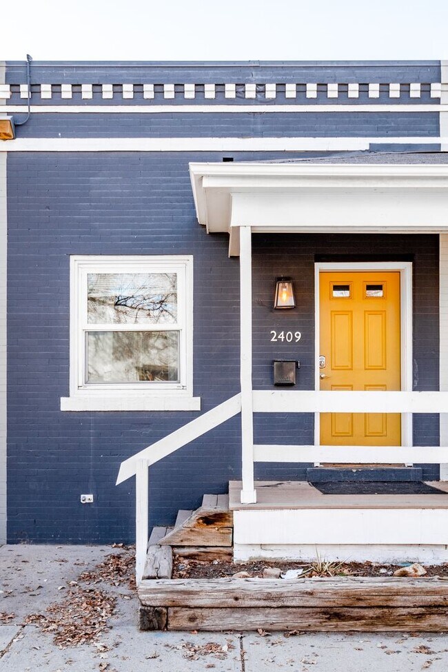 Building Photo - 2411 Tremont Pl