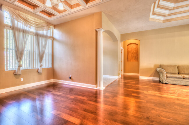Building Photo - Stunning Pool Home in Town Park!