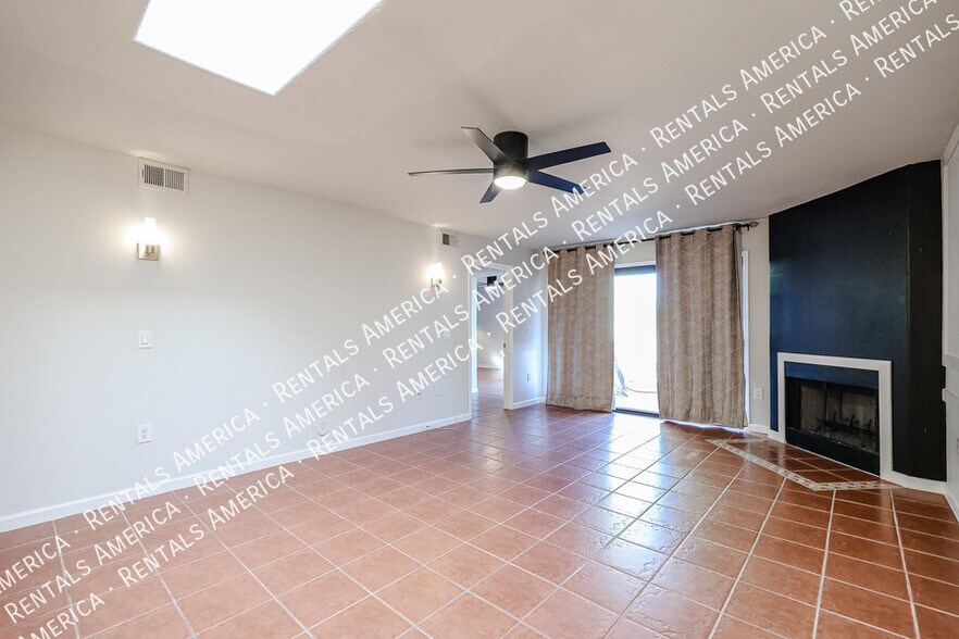 Building Photo - 1413 N Oak St